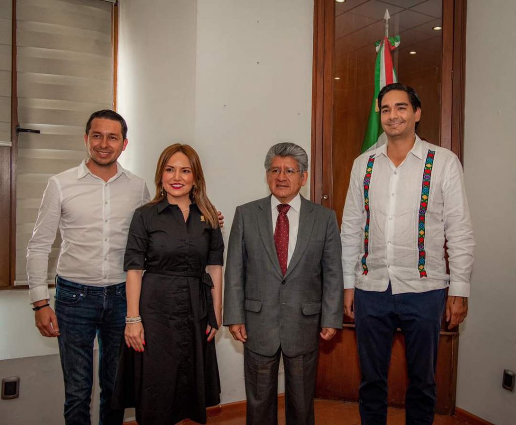 Neri Martínez et al. posing for a photo