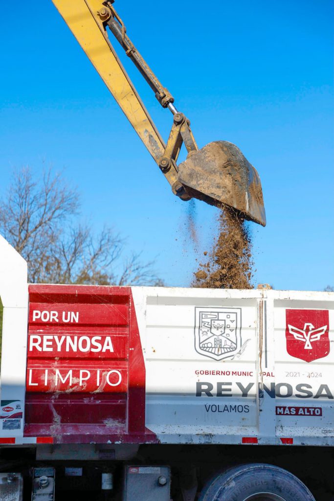 Limpia Gobierno de Reynosa márgenes del canal Rodhe