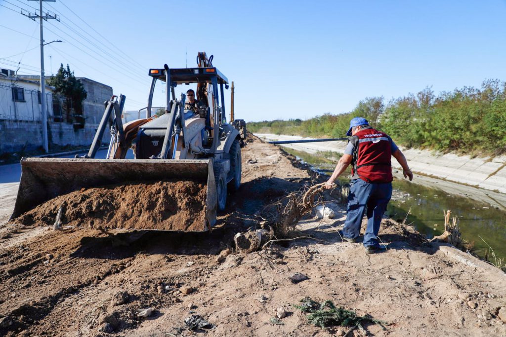 Limpia Gobierno de Reynosa márgenes del canal Rodhe