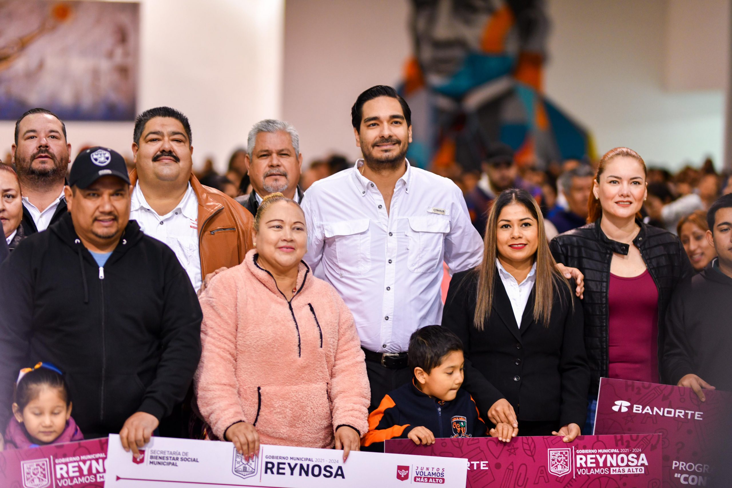 Recibieron estudiantes reynosenses Becas entregadas por el Alcalde Carlos Peña Ortiz - Con 160 Millones de Pesos, el Municipio transforma la educación. El niño Alberto Alexander Rodríguez Ávila, entre otros estudiantes, es beneficiario del Programa de Becas Más Grande en la Historia de Reynosa; el Alcalde Carlos Peña Ortiz le hizo entrega simbólica del cheque destinado al nivel Preescolar, dando inicio a la emisión de las tarjetas en las que se les depositarán sus apoyos educativos. "Les agradezco que sean papás responsables y comprometidos con sus hijos", dijo el Presidente Municipal a los presentes, quienes este día lunes 12 de febrero asistieron a recibir la tarjeta de la Beca, "Contamos Contigo 2024", que aporta 160 Millones de Pesos a estudiantes de todos los grados académicos, de arte y deportistas. Desde el presupuesto del R. Ayuntamiento, el Alcalde, con la aprobación del Cabildo, destinó recursos que puedan ayudar a que más niños y jóvenes permanezcan en las aulas y no sean cautivos de la delincuencia, que tengan una vida útil que pueda ayudar a mejorar el nivel de vida de sus familias y sean un aliciente para una mejor sociedad. Las Becas Municipales que otorga el Gobierno de Carlos Peña Ortiz, tienen por objetivo transformar a Reynosa, desde la formación del ciudadano, en la escuela, y este día fue acompañado por la Secretaria de Bienestar Social, Hidilberta Velázquez Mendoza, por los profesores Jorge Guadalupe Acuña Tovías y José Iram Rodríguez Limón, del Sindicato Nacional de Trabajadores de la Educación, además de Síndicos y Regidores.