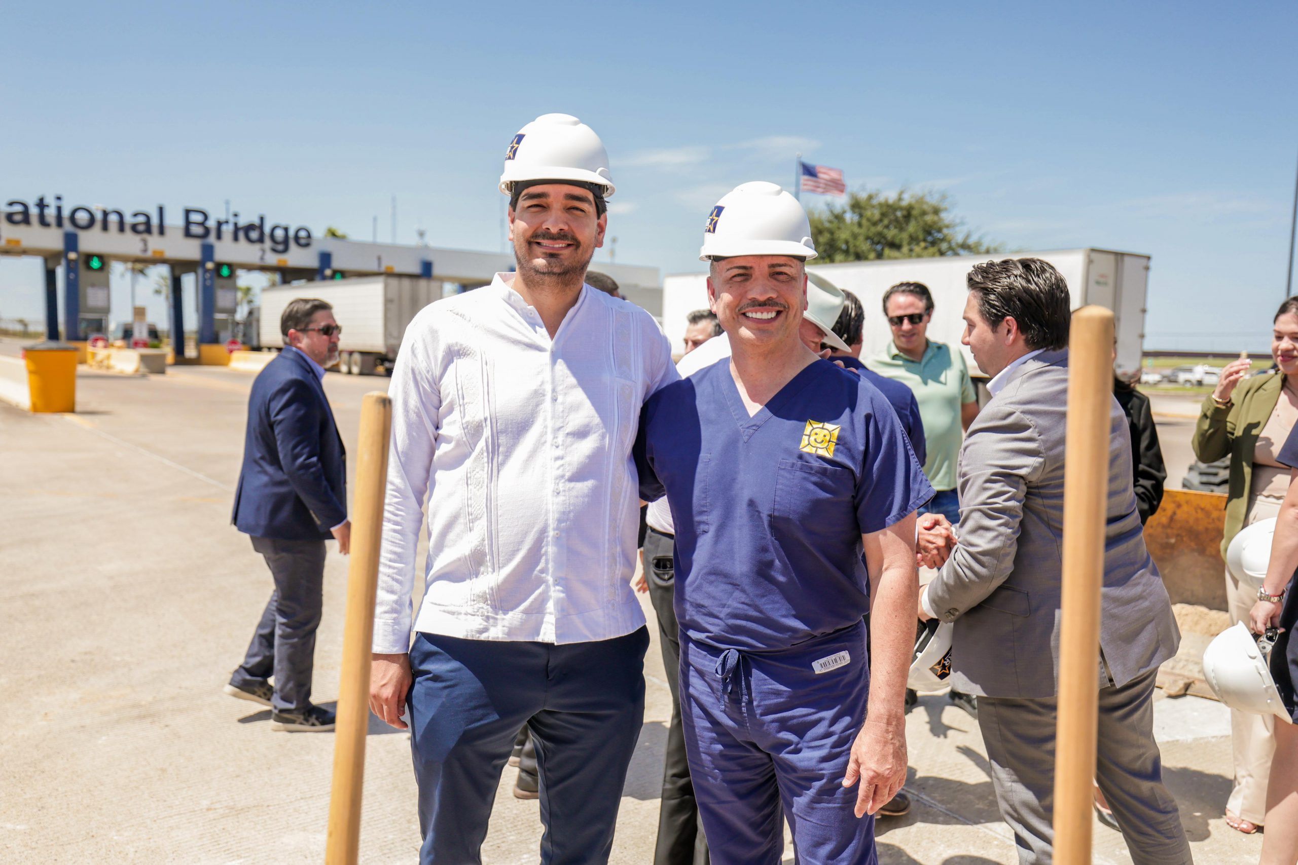 Mayor de Pharr, Ambrosio Hernández reconociendo al Presidente Carlos Peña Ortiz