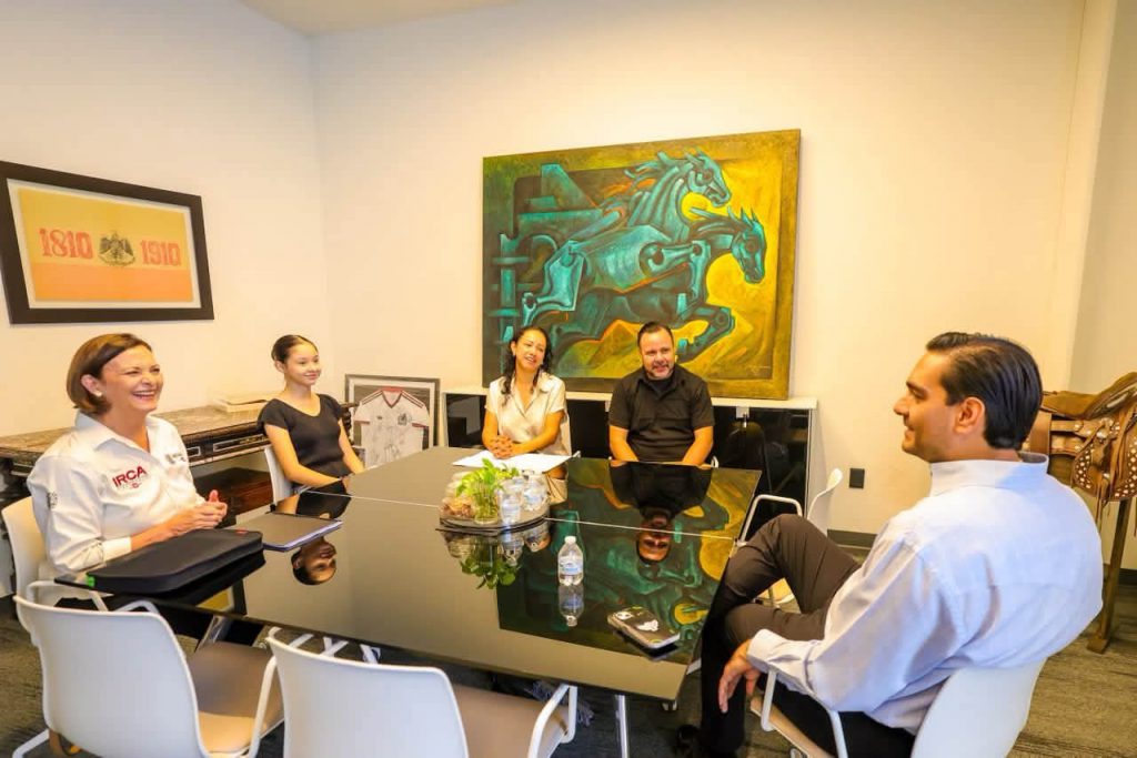 Con emoción y disciplina, Samantha, junto a la Directora del IRCA, María Esther Camargo Félix, le contó al Presidente Municipal sus sueños, el esfuerzo de años en la barra, las horas de ensayo y ahora, la oportunidad de crecer en uno de los escenarios formativos más exigentes de Europa.