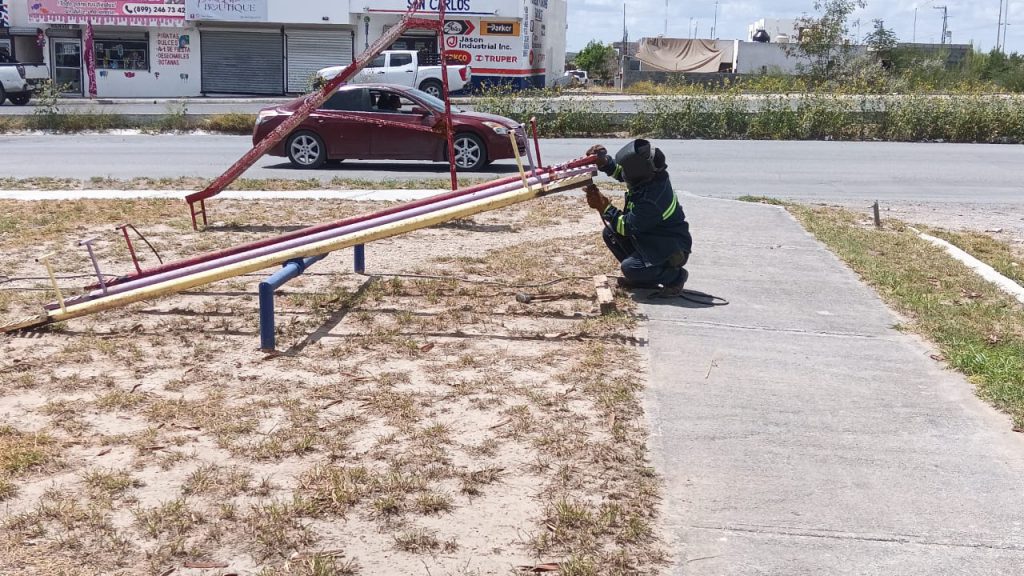 Las labores fueron ejecutadas por una cuadrilla de la Secretaría de Servicios Públicos, que dirige José Antonio Chávez Herrera, con el objetivo de brindar espacios seguros y dignos para la recreación de los niños y familias del sector.
