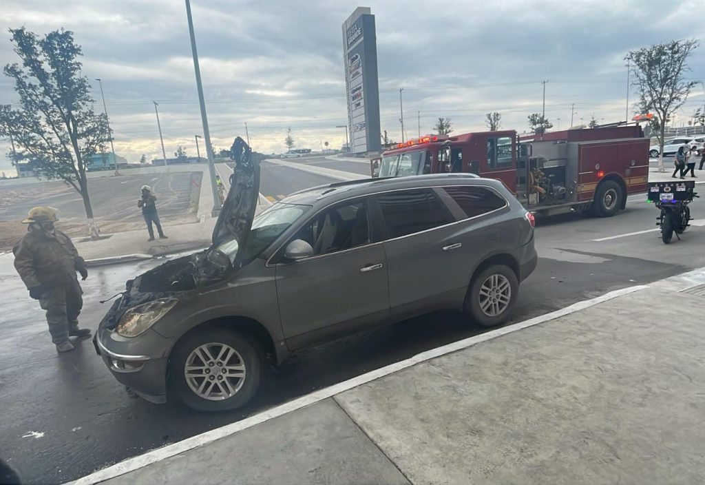 Se exhorta a la población a que, al detectar humo u olor a quemado, se detenga en un lugar seguro, apague el motor y solicite apoyo al 911. Revisar periódicamente el sistema eléctrico y contar con un extintor ayuda a prevenir este tipo de incidentes.